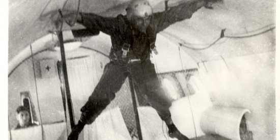 Лётчик-космонавт СССР В.М. Комаров во время тренировки в самолёте-лаборатории в условиях кратковременной невесомости.
