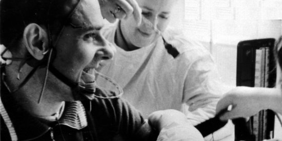 Проверка артериального давления у лётчика-космонавта СССР В.М. Комарова после тренировки на центрифуге.