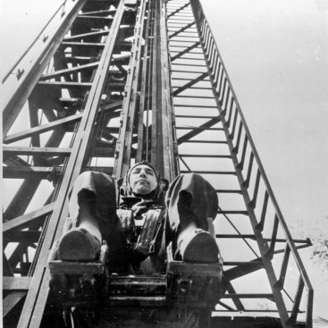 Лётчик-космонавт СССР К.П. Феоктистов во время тренировки на катапульте.