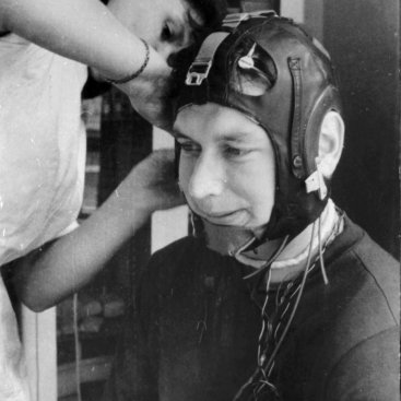 Лётчик-космонавт СССР Б.Б. Егоров перед тренировкой на центрифуге.