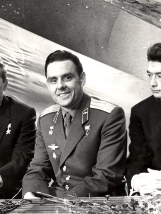 Члены экипажа космического корабля «Восход» во время выступления по Центральному телевидению.