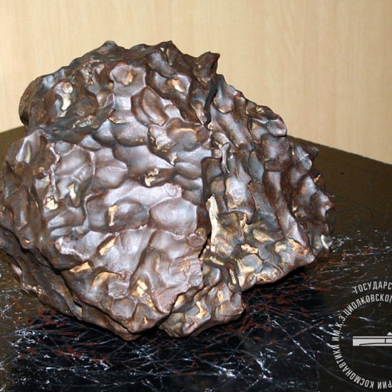 Экспонат ГМИК им. К.Э. Циолковского – осколок Сихоте-Алинского железного метеорита, упавшего на Землю 12 февраля 1947 г.