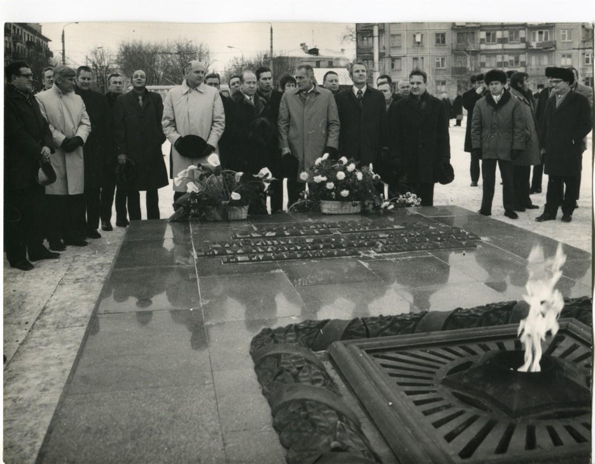 Космонавты и астронавты  программы ЭПАС у Вечного огня, пл. Победы, г. Калуга