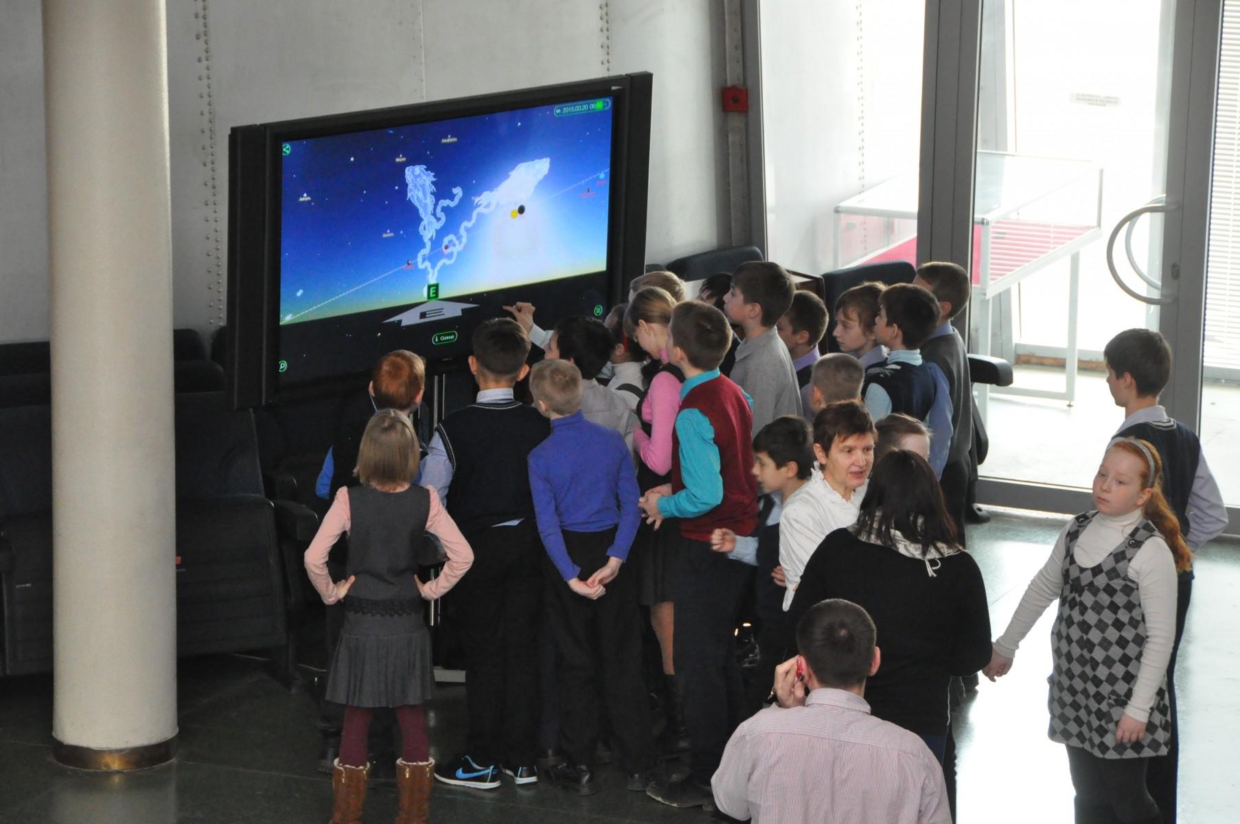 Юным посетителям музея нравится  изучать возможности интерактивной сенсорной панели