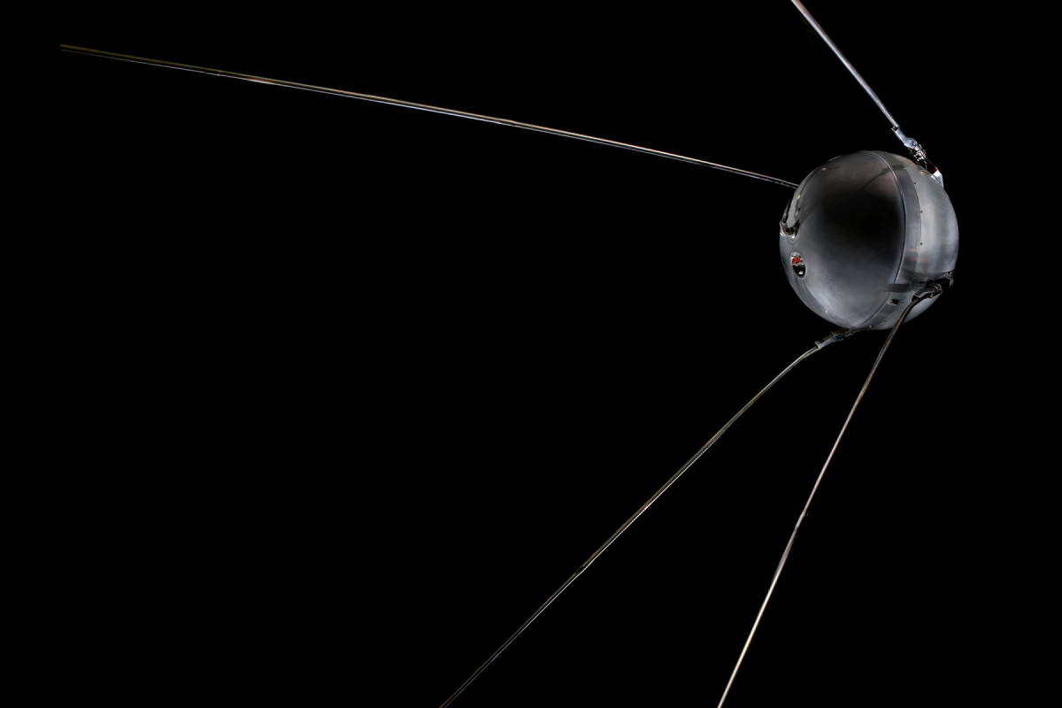 4 октября начало космической эры. 4 Октября 1957-первый ИСЗ "Спутник" (СССР).. 4 Октября 1957 - первый ИСЗ. Первый искусственный Спутник земли 1957. Первый Спутник 4 октября 1957.