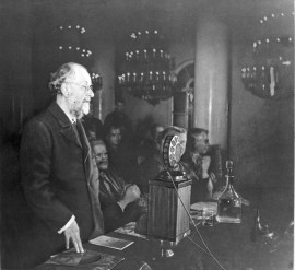 К.Э. Циолковский выступает в Колонном зале Дома Союзов, Москва, 1932 г.
