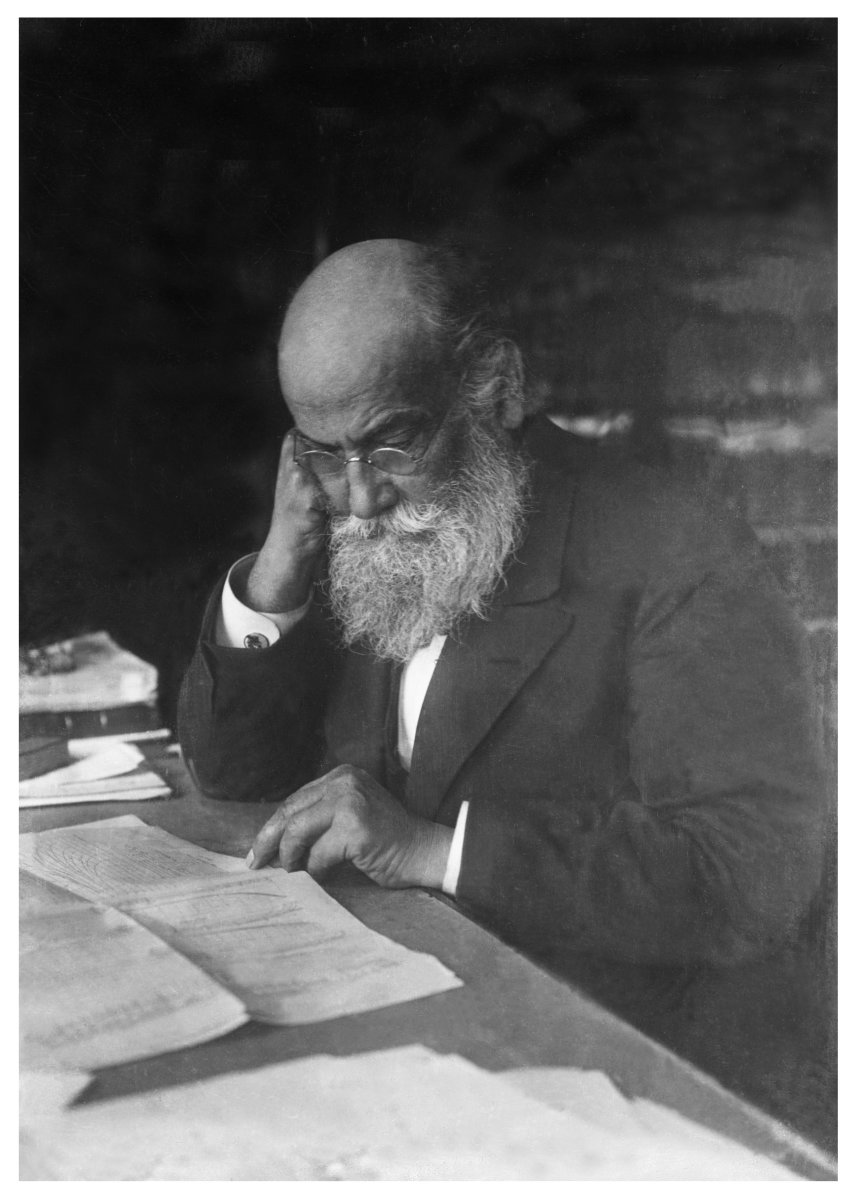 Н.Е.Жуковский в своем кабинете. 1916г.