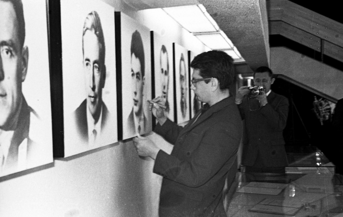 Лётчик-космонавт СССР Б.Б. Егоров оставляет автограф на своём портрете во время посещения государственного музея истории космонавтики. 13 июля 1969 г.