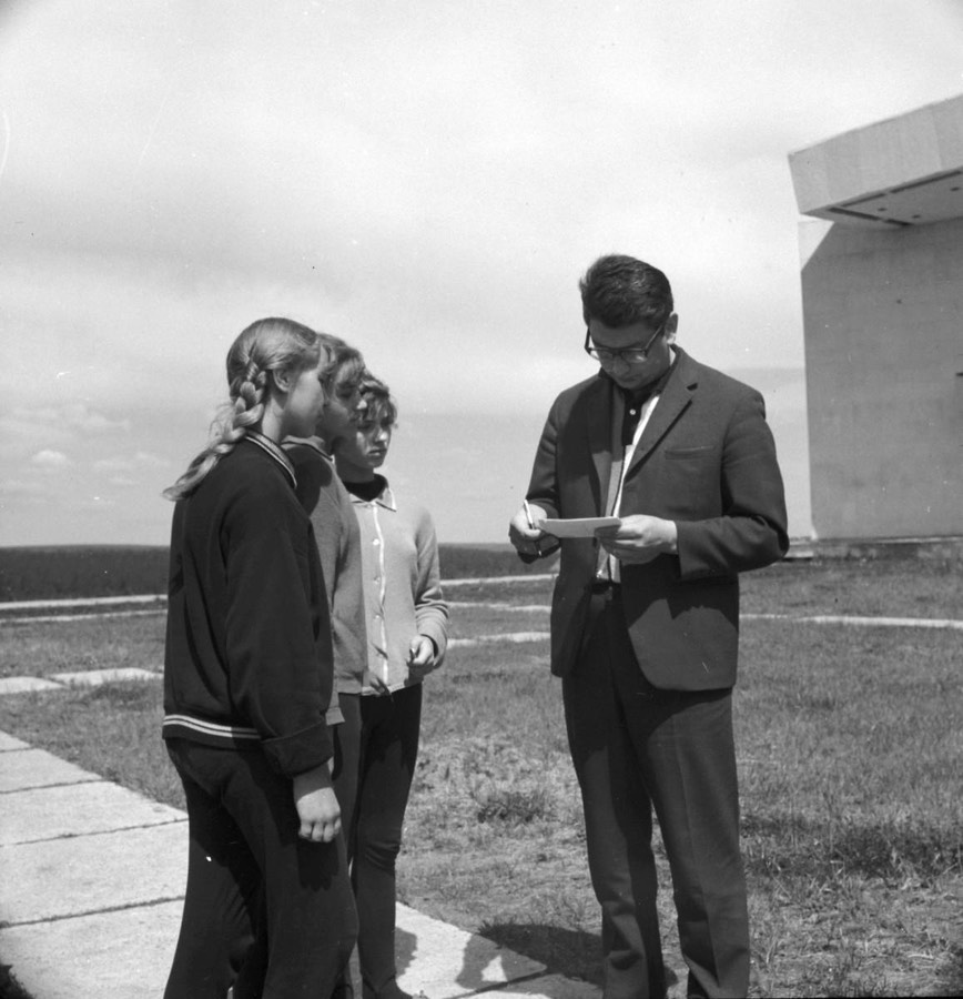 Лётчик-космонавт СССР Б.Б. Егоров даёт автографы у здания музея истории космонавтики им. К.Э. Циолковского. 13 июля 1969 г.