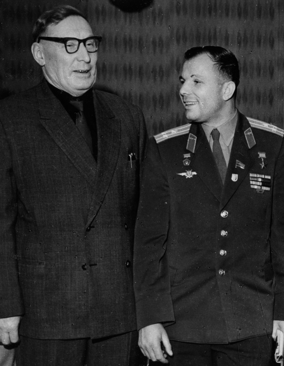 Первый планерист-паритель Л. А. Юнгмейстер и первый космонавт А. Ю. Гагарин. 1965 г.