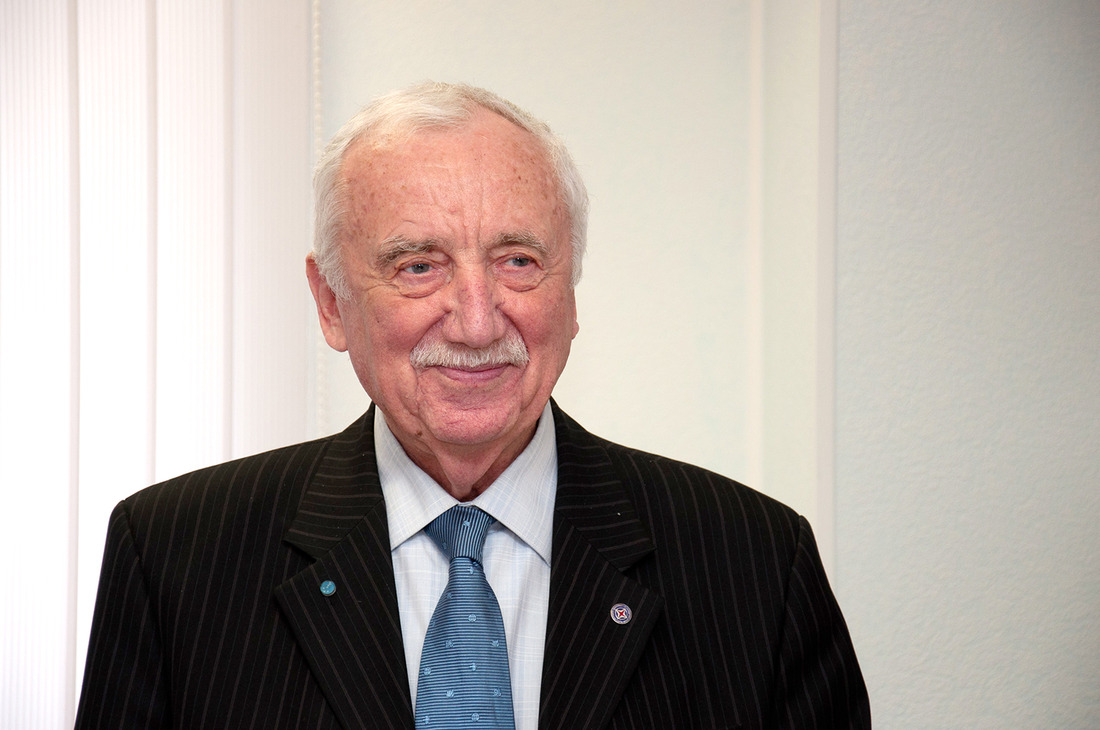 XyoMVSKwlJK2TAZNW-xnCw=s1100