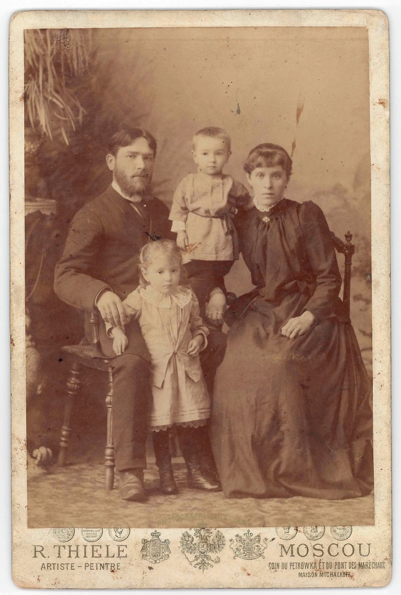 В.М. Петляков с родителями и сестрой. Москва, 1895 г.